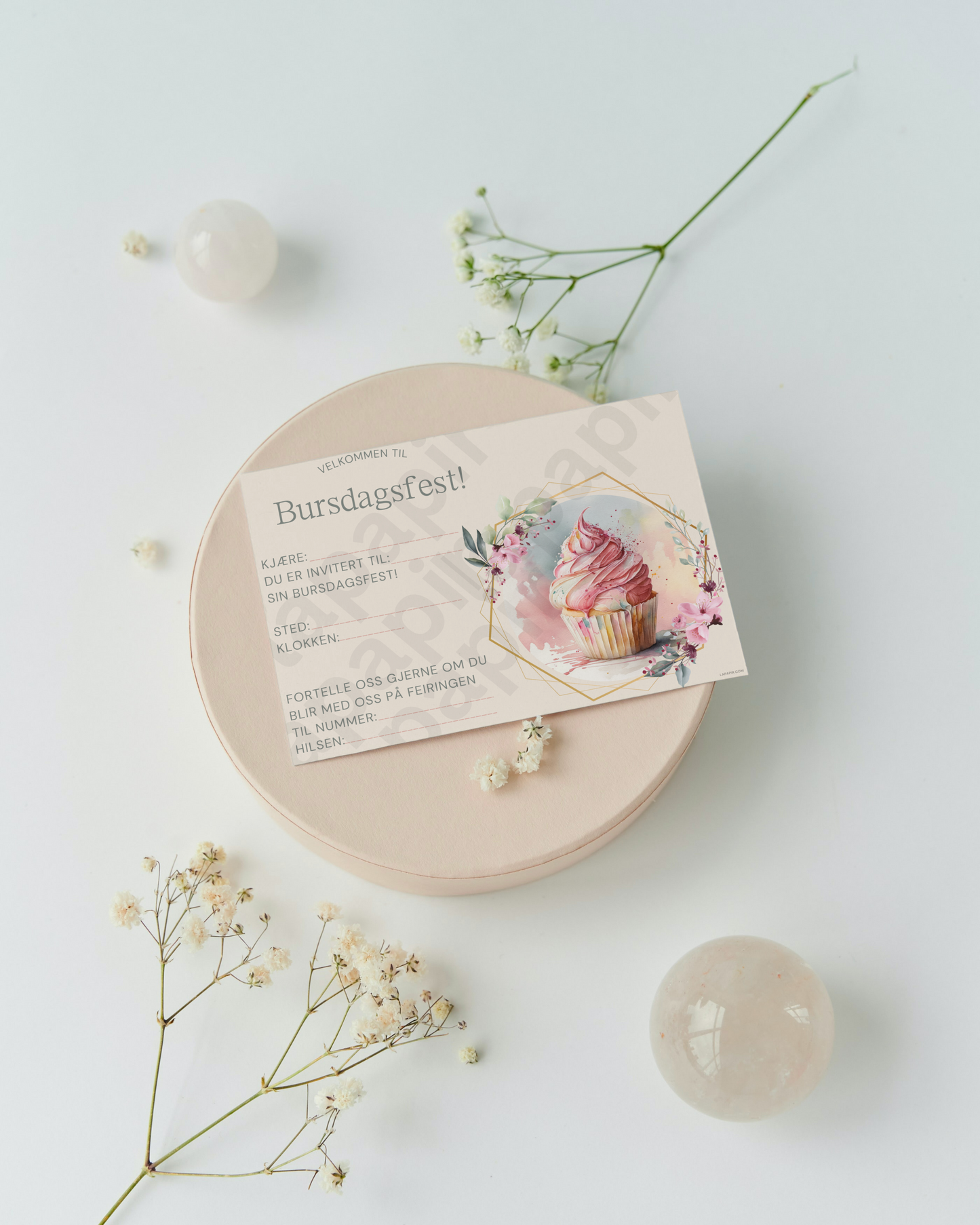 invitasjonskort til barnebursdag, cupcake-tema, utskrivbare invitasjoner, hjemmeutskrift, PDF bursdagsinvitasjon, barneinvitasjon, printbare bursdagskort, ferdige invitasjoner, bursdagsfeiring, barnebursdag.